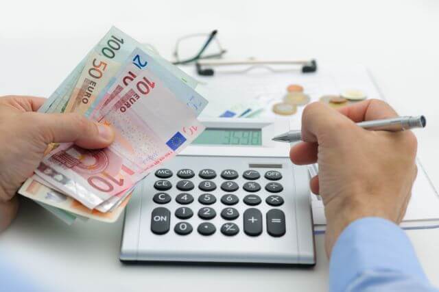 Εβδομάδα πληρωμών φόρων και επιδομάτων – Πού μοιράζεται το 1,5 δισ. ευρώ