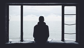 Κατάθλιψη: Σκέψεις και συμπεριφορές που την μαρτυρούν