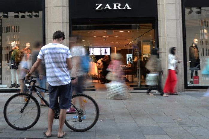 ZARA: Στροφή στα μεταχειρισμένα ρούχα – Οι καταναλωτές γίνονται… πωλητές