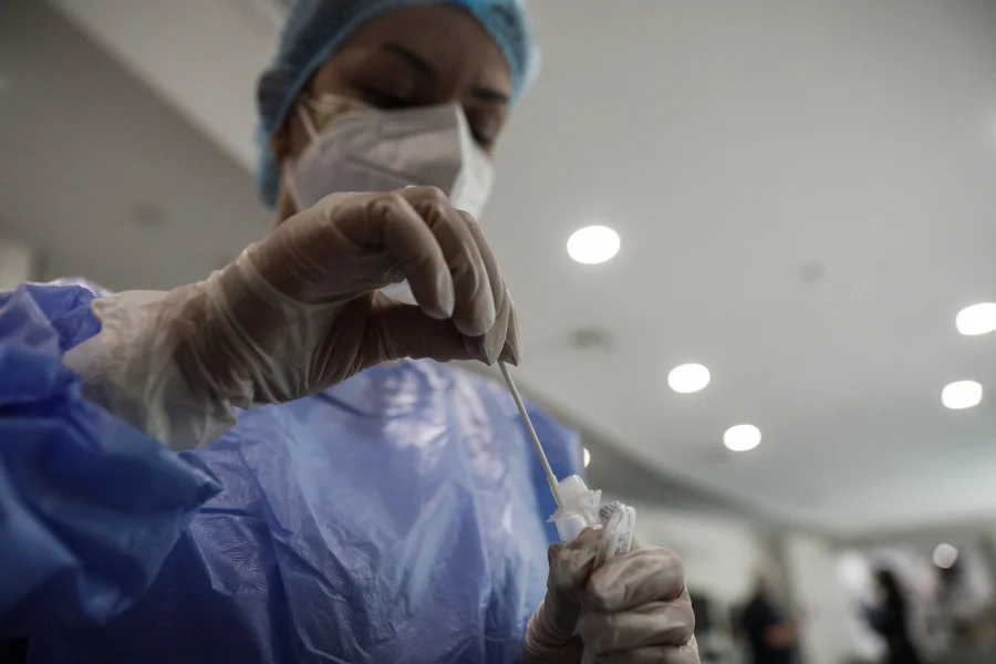 Το ΦΕΚ «μαρτυρά» το τέλος των rapid test για τους ανεμβολίαστους εργαζόμενους