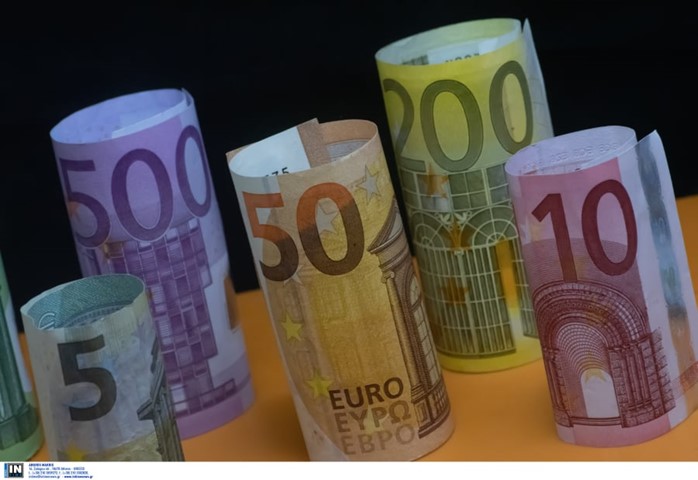 Νέα σενάρια για κατώτατο μισθό στα 800 ευρώ