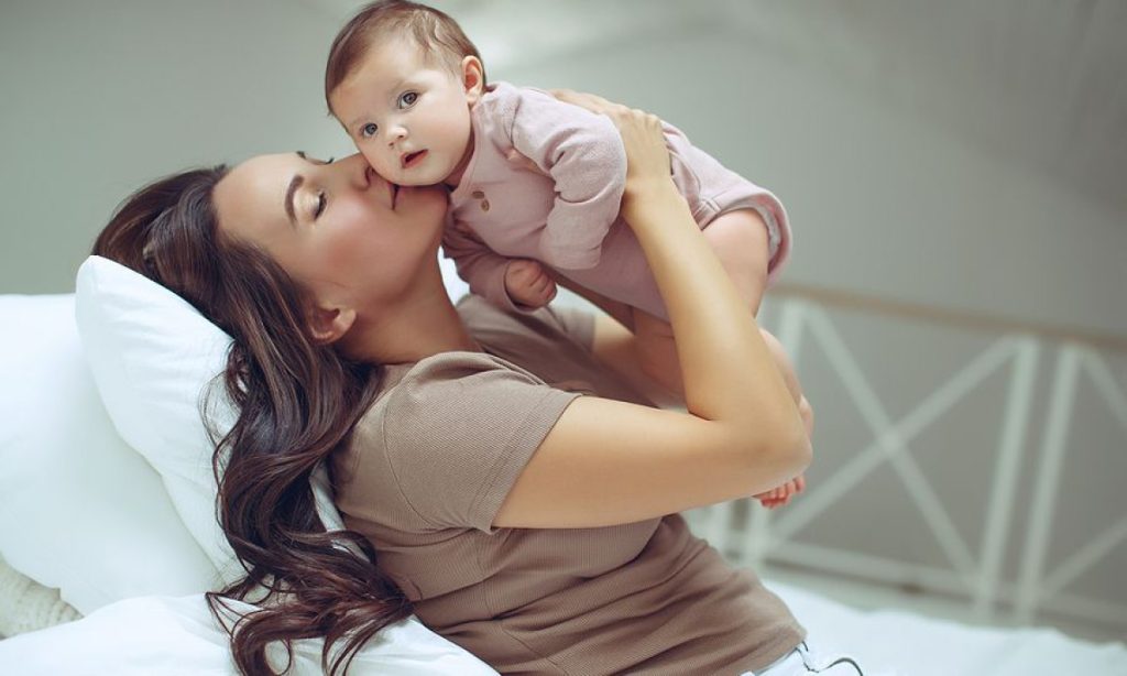 Επίδομα μητρότητας: Ανοίγουν οι αιτήσεις, ποιες μητέρες θα το πάρουν αναδρομικά