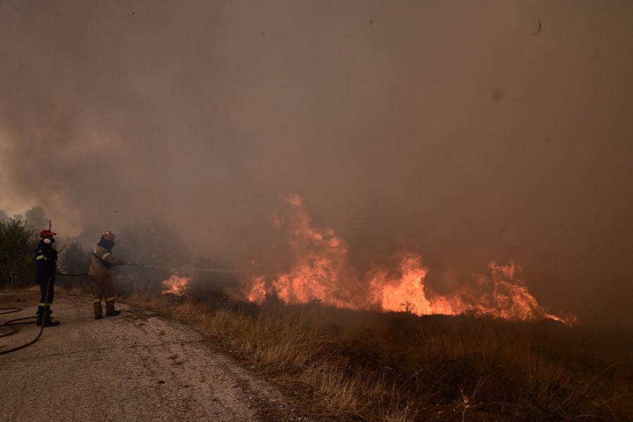 Για τρίτη συνεχόμενη μέρα, η φωτιά στην Κορινθία καίει ανεξέλεγκτα