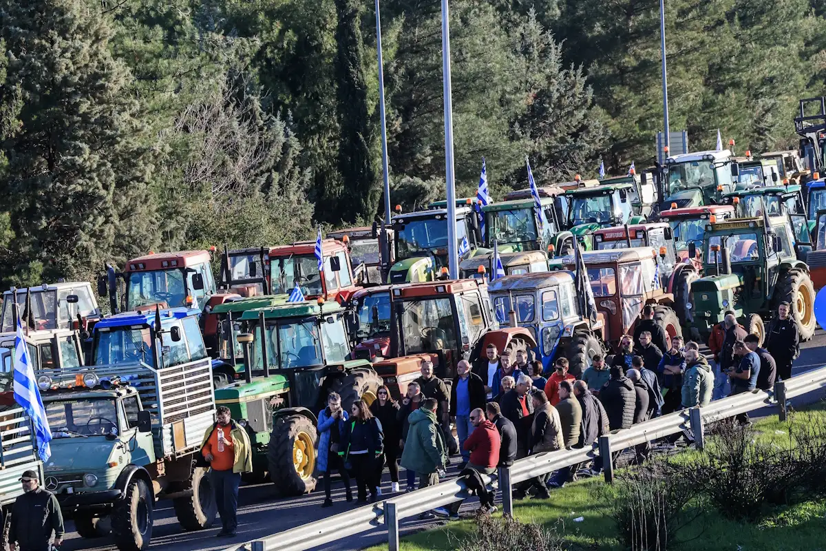 Μπλόκα αγροτών - Χιλιάδες τρακτέρ στους δρόμους – Πού έχουν στηθεί τα μεγαλύτερα μέτωπα