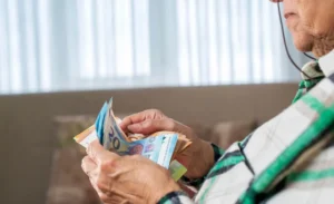 Ποιοι συνταξιούχοι χάνουν το επίδομα των 300 ευρώ