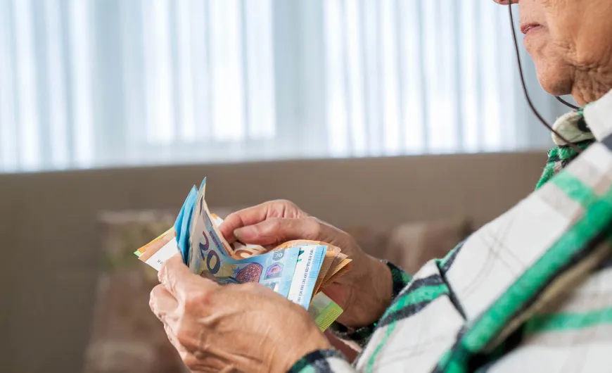 Ποιοι συνταξιούχοι χάνουν το επίδομα των 300 ευρώ