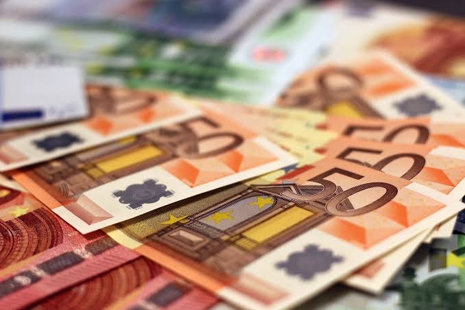 Πότε πληρώνεται το επίδομα 300 ευρώ
