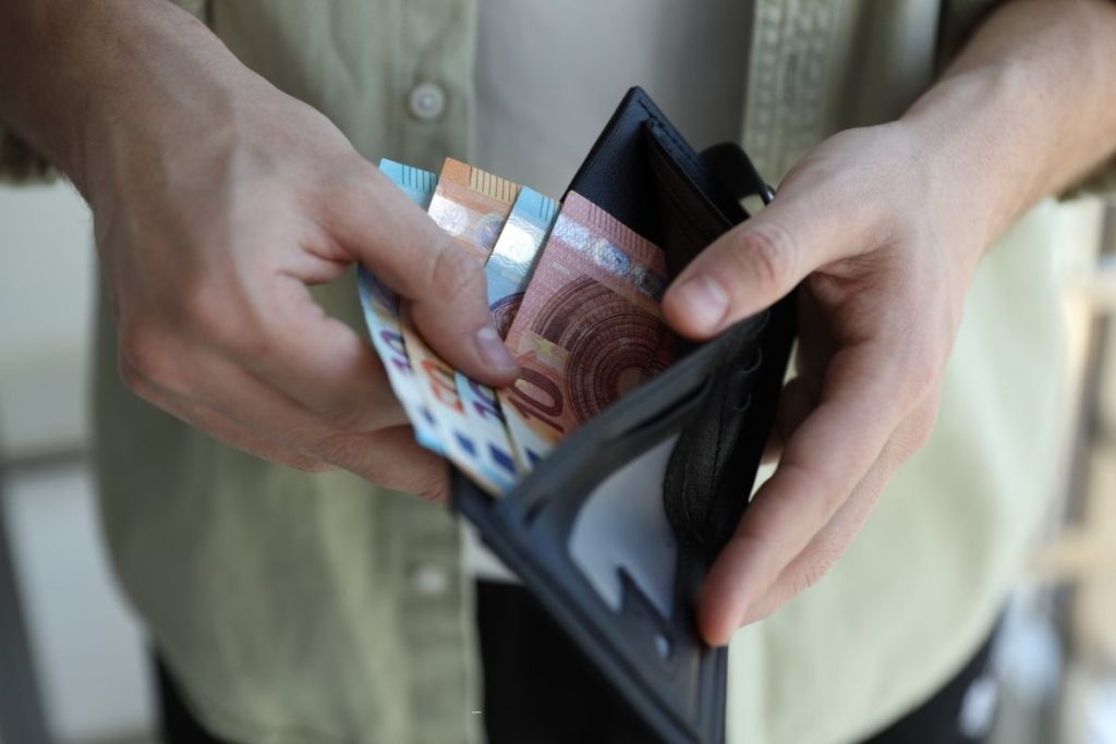 Δώρο Χριστουγέννων 500 ευρώ στο Δημόσιο από το 2027 - Ποιοι δικαιούνται ολόκληρο το ποσό