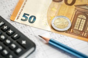 Επίδομα 400 ευρώ ποιοι το παίρνουν